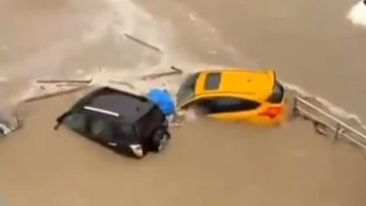 السيول تغمر عدة أحياء بالعاصمة الجزائرية وتقطع الطرق الحيوية